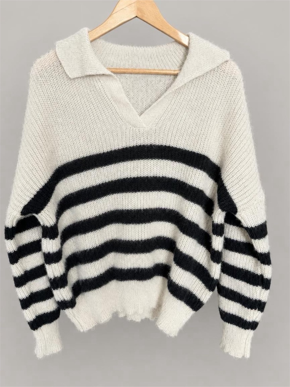 Emery Rose Striped V-Neck Pullover Sweater in Cream and Black - XL